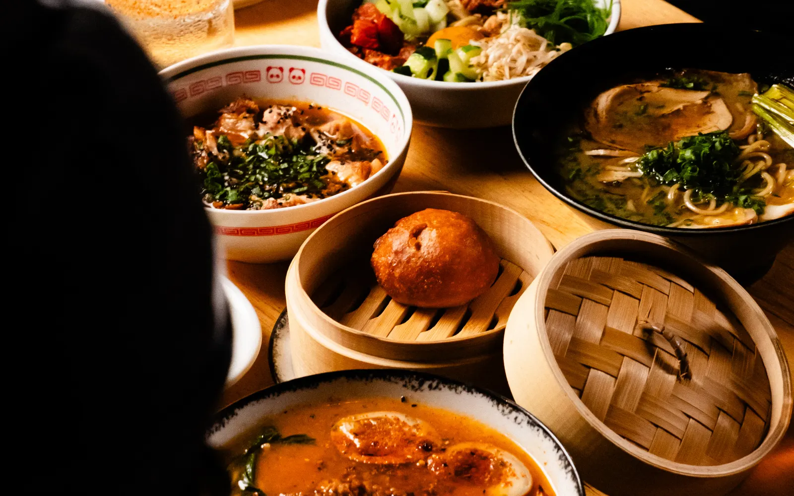 Mesa de restaurante com pratos e tigelas de comida